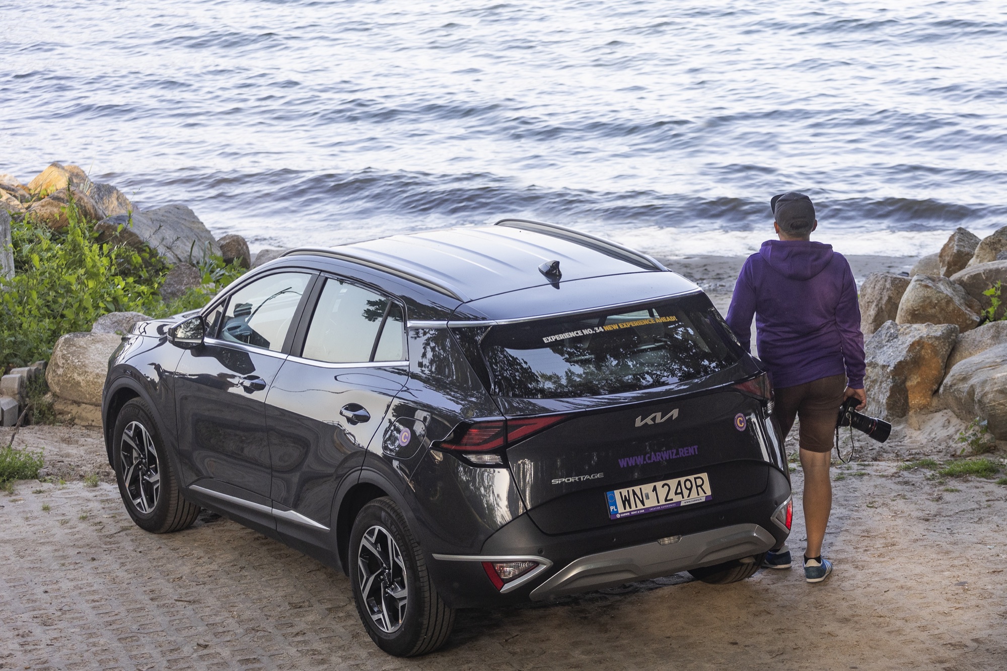 Carwiz Kia Sportage nad Bałtykiem z fotografem przy aucie